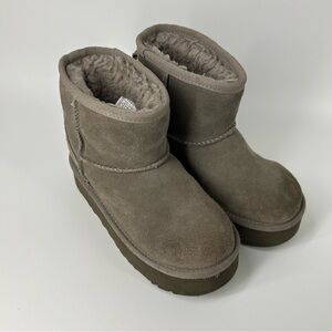 UGG Kids Grey Platform Snow Boots Size 13